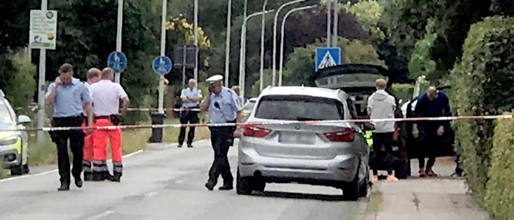 Werther bei Bielefeld: Die Polizei hat eine Straße vor einem Haus in Werther abgesperrt.