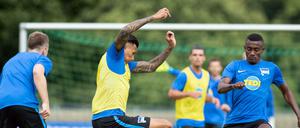 Stürmische Zeiten. Die Angreifer Davie Selke (Mitte) und Salomon Kalou (r.) bereiten sich auf die neue Saison vor.