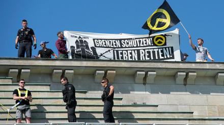 Im Jahr 2016 besetzten die rechtsextremistische Identitäre Bewegung kurzfristig das Brandenburger Tor, bevor die Polizei eingriff.