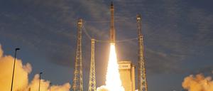 Eine Vega-Trägerrakete startet auf dem europäischen Weltraumbahnhof Kourou (Archivbild).