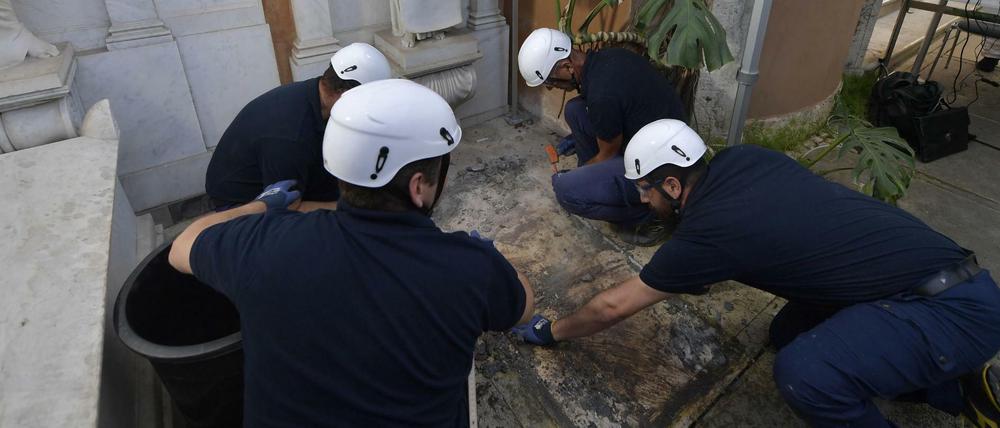 Kriminaltechniker öffnen ein Grab auf dem deutschen Pilgerfriedhof Campo Santo Teutonico im Vatikan.