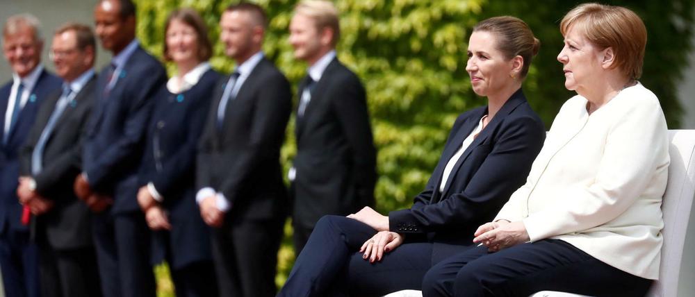 Entspannter Empfang: Bundeskanzlerin Angela Merkel (CDU) nahm mit Dänemarks Ministerpräsidentin Mette Frederiksen auf Stühlen vorm Kanzleramt Platz.