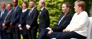 Entspannter Empfang: Bundeskanzlerin Angela Merkel (CDU) nahm mit Dänemarks Ministerpräsidentin Mette Frederiksen auf Stühlen vorm Kanzleramt Platz.