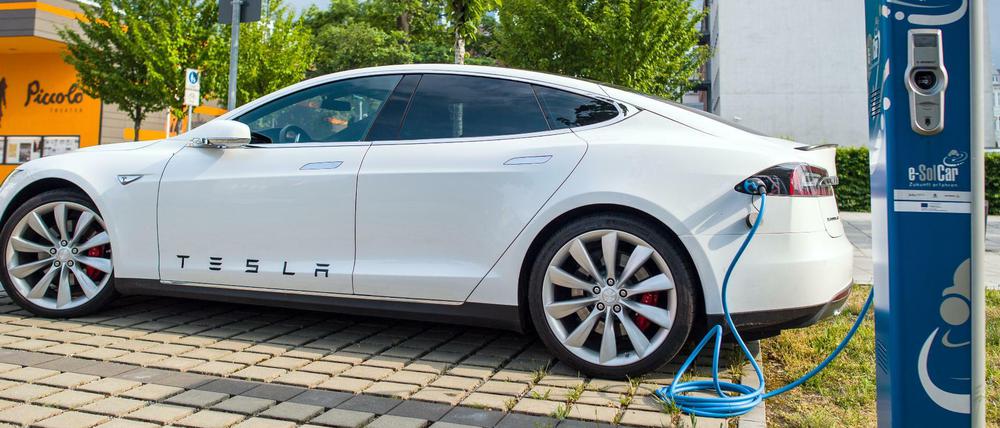 Nummer eins. Tesla hängt die deutschen Marken ab und ist aktuell der beliebteste Elektro-Dienstwagen. 