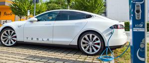 Nummer eins. Tesla hängt die deutschen Marken ab und ist aktuell der beliebteste Elektro-Dienstwagen. 