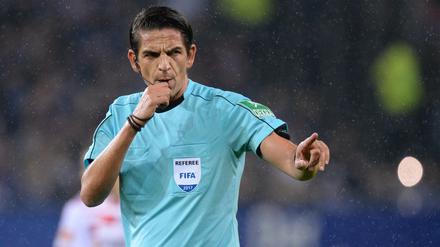 Muss nachsitzen. Schiedsrichter Deniz Aytekin hat den obligatorischen Leistungstest nicht bestanden.