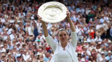 Süßer Erfolg: Simona Halep mit der Wimbledon-Trophäe