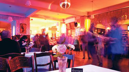 Tanzen Sie? Die Tanzabende in Clärchens Ballhaus sind über Berlins Grenzen hinweg legendär.