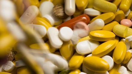 Tabletten, Kapseln und Pillen in verschiedenen Farben