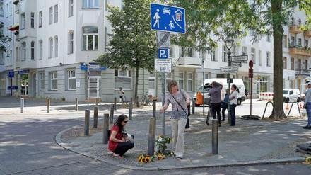 Im Gedenken. Charlottenburger Anwohnerinnen am Unfallort.