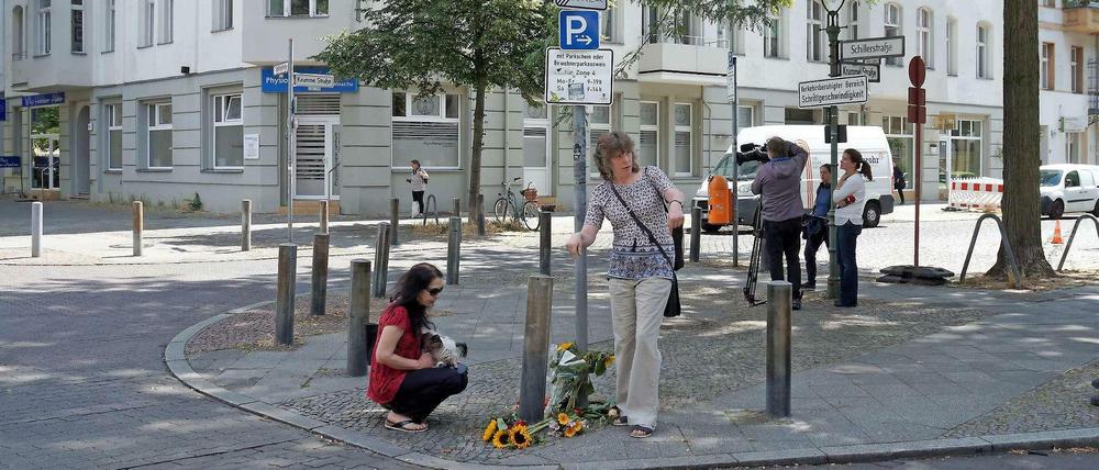 Im Gedenken. Charlottenburger Anwohnerinnen am Unfallort.