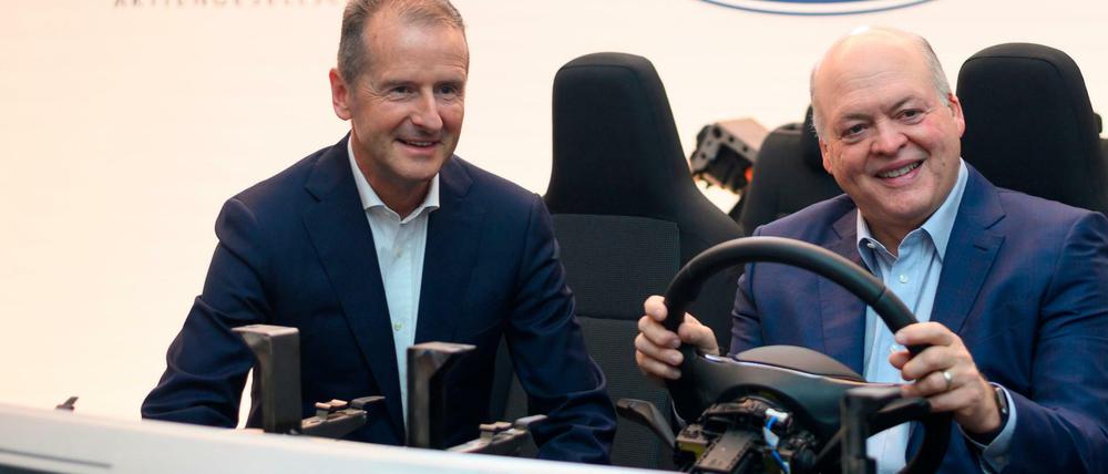 Volkswagen-Chef Herbert Diess (l.) und Jim Hackett, Vorstandsvorsitzender von Ford, am Freitag in New York.