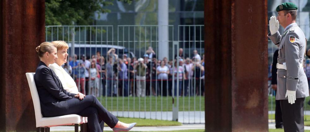 Angela Merkel und die dänische Ministerpräsidentin Mette Frederiksen beim Empfang vor dem Kanzleramt. 