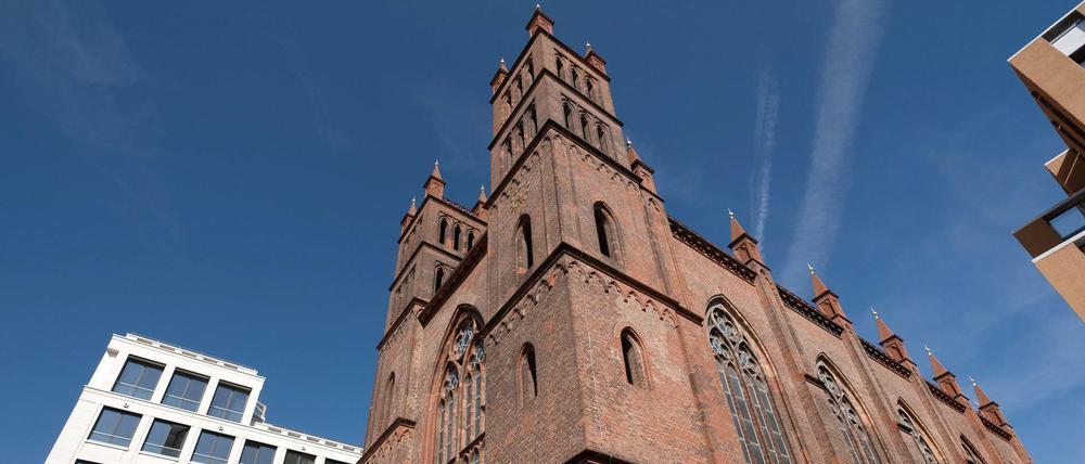 Neue Nachbarn. Dia Baurbeiten um die schwer beschädigte Friedrichswerdersche Kirche sind beinahe abgeschlossen. 