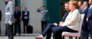Bundeskanzlerin Angela Merkel nahm das Zeremoniell an diesem Donnerstag beim Besuch von Mette Frederiksen teilweise im Sitzen ab.