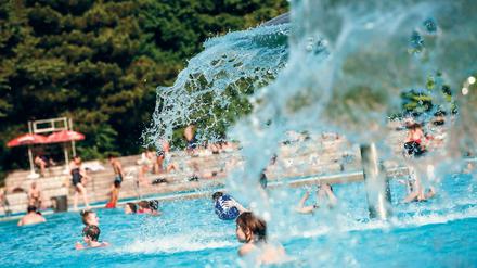 In vielen Freibädern Berlins sorgt privater Wachschutz für Sicherheit.