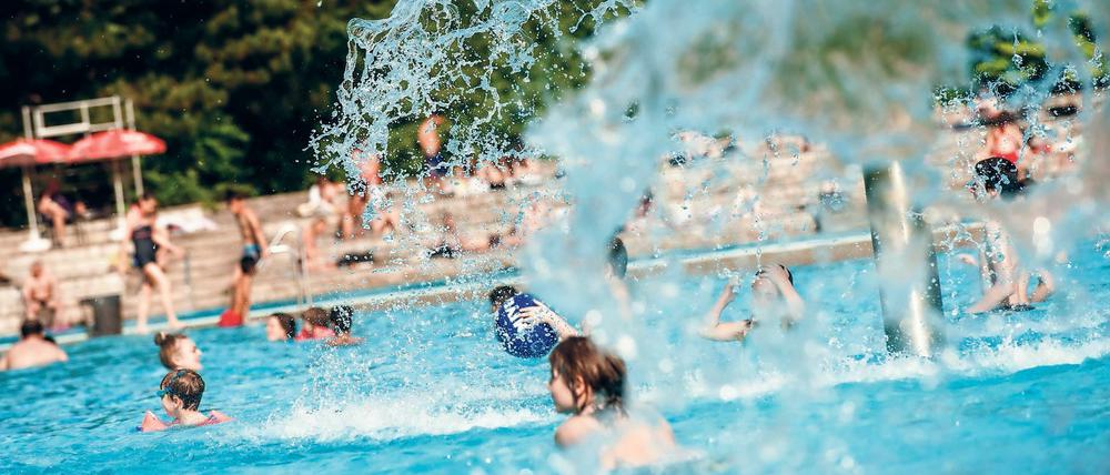 In vielen Freibädern Berlins sorgt privater Wachschutz für Sicherheit.