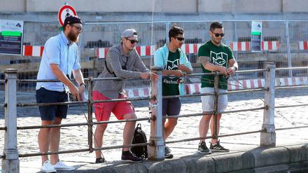 Ein Abend, ein Dutzend Angelplätze – „Streetfishing“ sagen Heister Bon Jaralve (2. von rechts) und seine Freunde dazu.