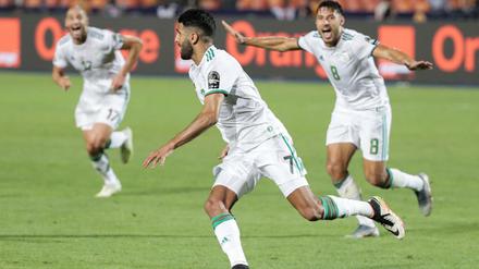 Das Finale ruft. Algeriens Riyad Mahrez (M.) jubelt mit seinem Teamkollegen Youcef Belaili (r.) über sein Tor zum 2:1.