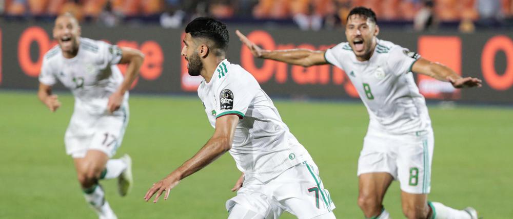 Das Finale ruft. Algeriens Riyad Mahrez (M.) jubelt mit seinem Teamkollegen Youcef Belaili (r.) über sein Tor zum 2:1.