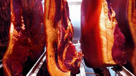 Der "Speck" ist eigentlich ein Schinken, der gepökelt und mild geräuchert wird. In ihm vereint sich die mediterrane mit der nordalpinen Schinkentradition