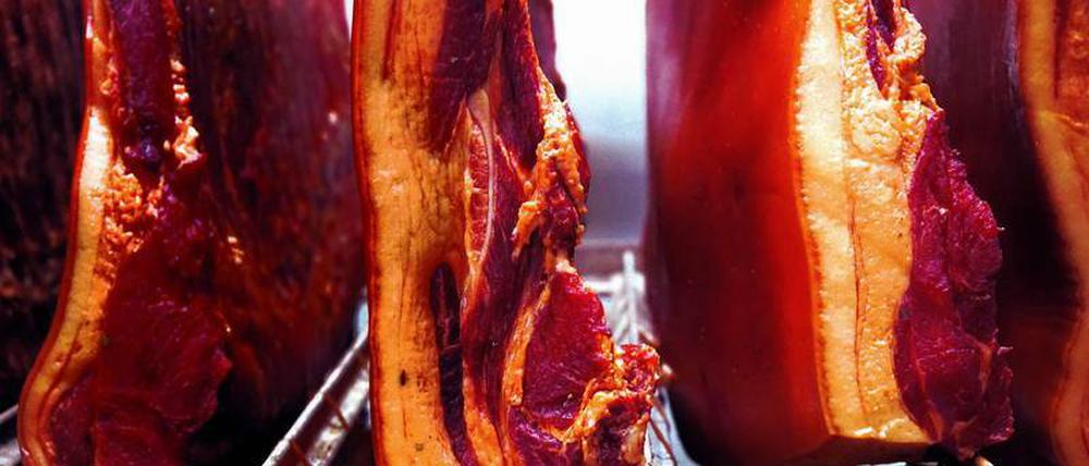Der "Speck" ist eigentlich ein Schinken, der gepökelt und mild geräuchert wird. In ihm vereint sich die mediterrane mit der nordalpinen Schinkentradition