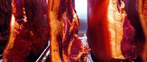 Der "Speck" ist eigentlich ein Schinken, der gepökelt und mild geräuchert wird. In ihm vereint sich die mediterrane mit der nordalpinen Schinkentradition