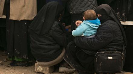 Angehörige von IS-Kämpfern im syrischen Flüchtlingslager Al-Haul.