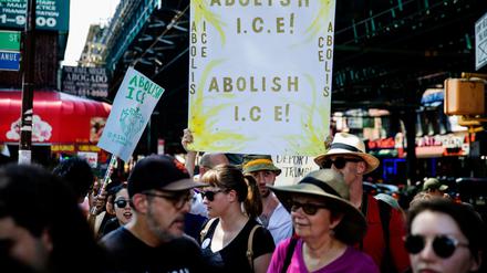 Demo in New York City gegen Razzien der Polizeibehörde ICE gegen Menschen ohne Aufenthaltserlaubnis