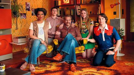 Orgie in Orange und Gelb: Jackie Brown (v.l.n.r.), Lennon, Thomas Heinze, Lucille und Sam in einem typischen 70er-Jahre-Wohnzimmer.