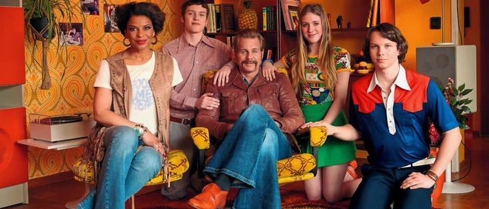 Orgie in Orange und Gelb: Jackie Brown (v.l.n.r.), Lennon, Thomas Heinze, Lucille und Sam in einem typischen 70er-Jahre-Wohnzimmer.