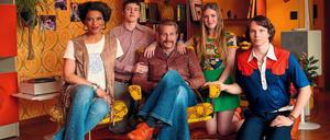 Orgie in Orange und Gelb: Jackie Brown (v.l.n.r.), Lennon, Thomas Heinze, Lucille und Sam in einem typischen 70er-Jahre-Wohnzimmer. 