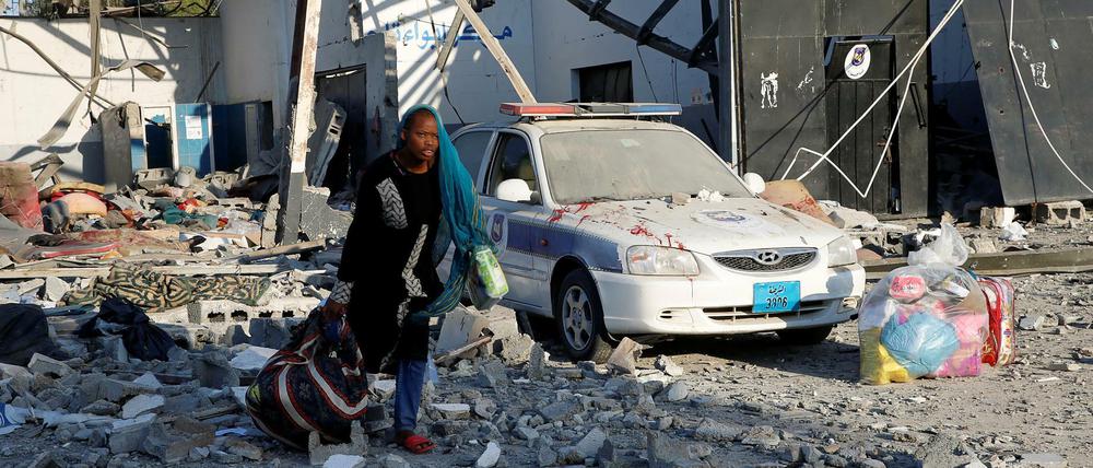 Bei einem Luftangriff zerstörtes Lager für Migranten nahe Tripolis