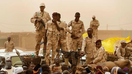 Soldaten stehen während einer Kundgebung im sudanesischen Khartum auf einem Wagen. 