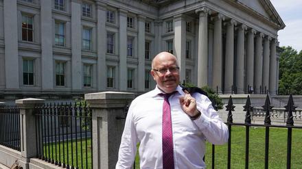 Bundeswirtschaftsminister Peter Altmaier (CDU) steht vor dem US-Finanzministerium in Washington.