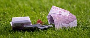 Aus Wut auf die Kommerzialisierung im Fußball: Fans haben Spielgeld aufs Feld geworfen.