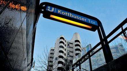 Blick aus dem U-Bahnaufgang auf Häuser am Kottbusser Tor.
