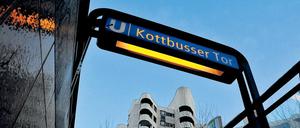 Blick aus dem U-Bahnaufgang auf Häuser am Kottbusser Tor.