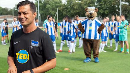Maskottchen und Macher. Auch Herthinho hofft, dass Trainer Ante Covic ein gutes Händchen mit Herthas Profis beweist.