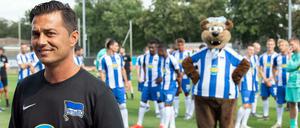 Maskottchen und Macher. Auch Herthinho hofft, dass Trainer Ante Covic ein gutes Händchen mit Herthas Profis beweist.