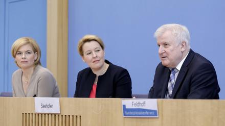 So erklärt man große Politik: Julia Klöckner und Franziska Giffey lauschen Horst Seehofer.