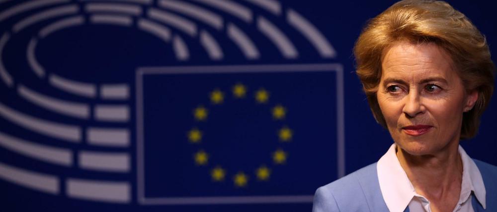 Ursula von der Leyen (CDU) gibt nach ihrem Treffen im Europäischen Parlament eine Erklärung ab.