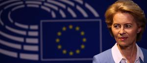 Ursula von der Leyen (CDU) gibt nach ihrem Treffen im Europäischen Parlament eine Erklärung ab.