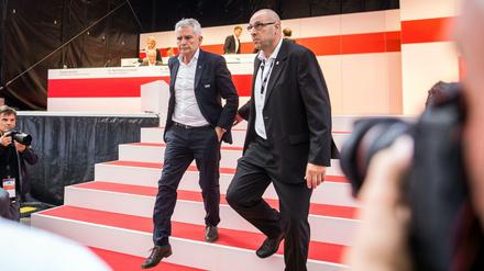 Abgang. Wolfgang Dietrich (l.) erklärt am Montagmorgen seinen Rücktritt als VfB-Präsident.