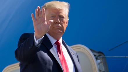 Donald Trump, Präsident der USA, winkt während er an Bord der Marine One geht.