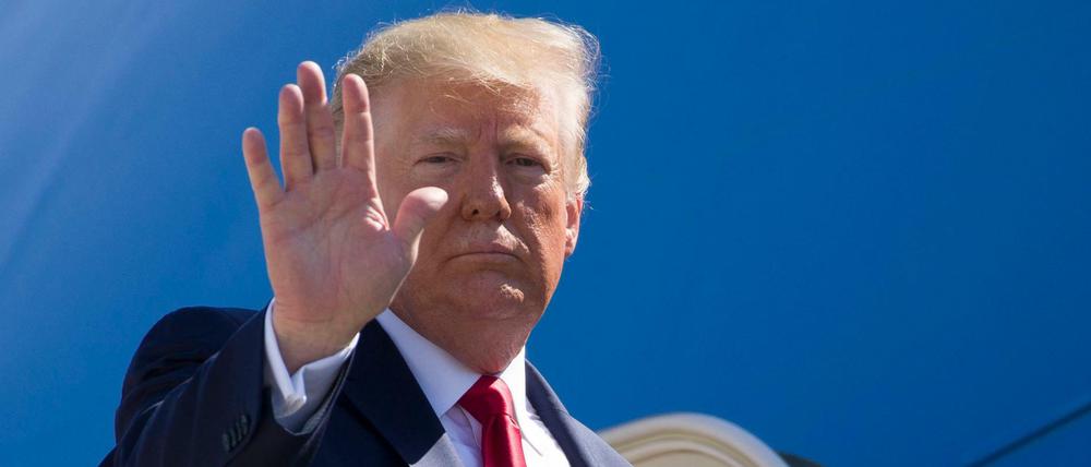 Donald Trump, Präsident der USA, winkt während er an Bord der Marine One geht.