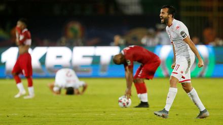 Jubel und Frust. Die Tunesier in Weiß stehen im Halbfinale, Madagaskar ist raus.