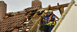 Ein beschädigtes Dach eines Hauses in Bobenheim am Berg.
