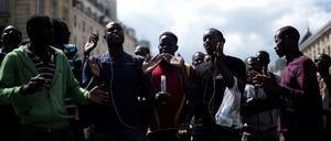 Eine Gruppe Migranten demonstrieren vor dem Pantheon. Zahlreiche Migranten haben am Freitagnachmittag das Pariser Pantheon besetzt.