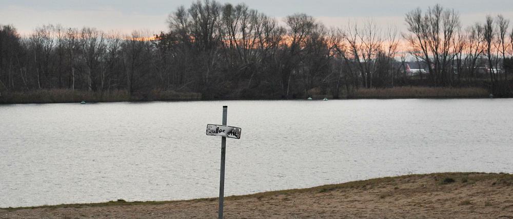 Am Strand des Flughafensees am Flughafen Tegel musste eine Gefahrenstelle beseitigt werden.